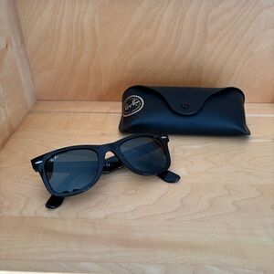 RAY-BAN WAYFARER SUNGLASSES - BLACK - LIKE NEW!!